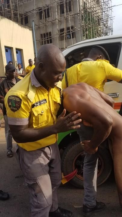 Photos: Driver strips completely naked to evade arrest by officials of Anambra Traffic Management Agency