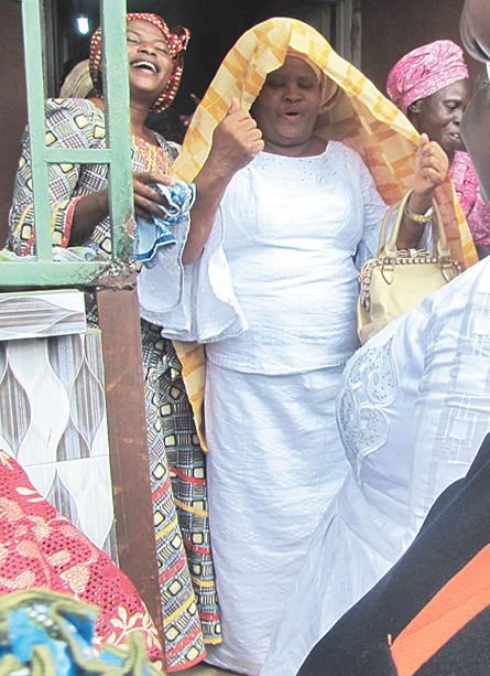 Photos: 84-year-old pastor pays his wife dowry after 46 years of marriage 