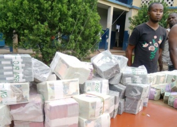 Seized Naira notes, Ilicit currency trader arrested in Edo State