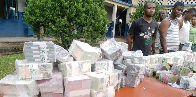 Seized Naira notes, Ilicit currency trader arrested in Edo State