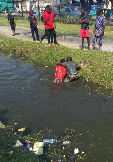 Bus driver and conductor fight inside gutter in Lekki over payment (photos)