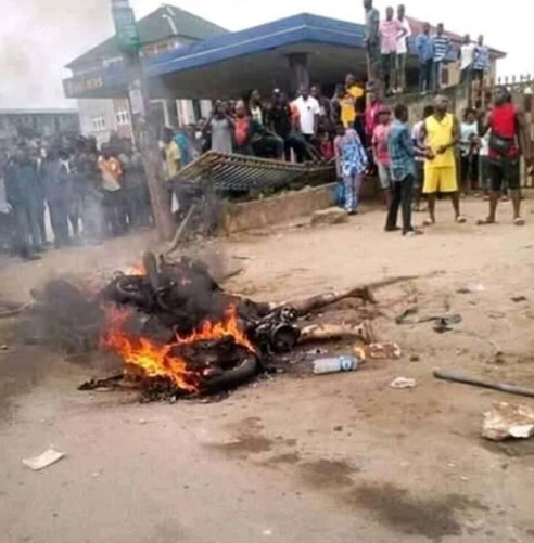 Suspected bank thieves set ablaze in Abia state 
