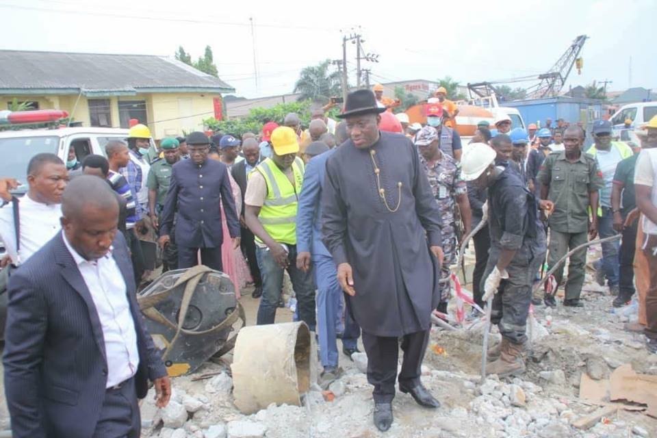 Photos: Goodluck Jonathan and his wife Patience, visit site of 7-storey building that collapsed in Rivers