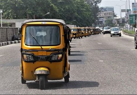 Lagos photographer, Bolaji Alonge and his Belgian fianc?e, Sandra wed with a convoy of 20 Keke Napeps (Photos)