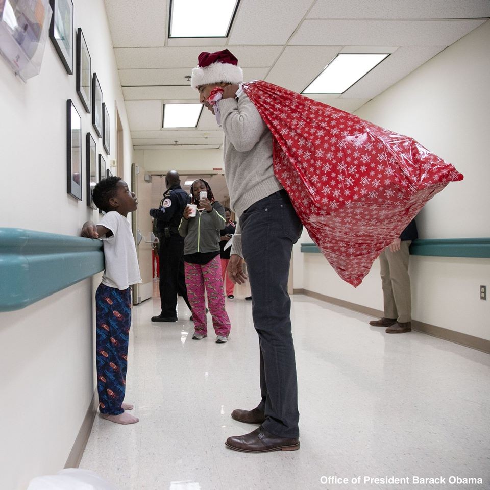 Photos: Barack Obama surprises patients at the Children?s National Hospital in Washington, D.C with Christmas gifts