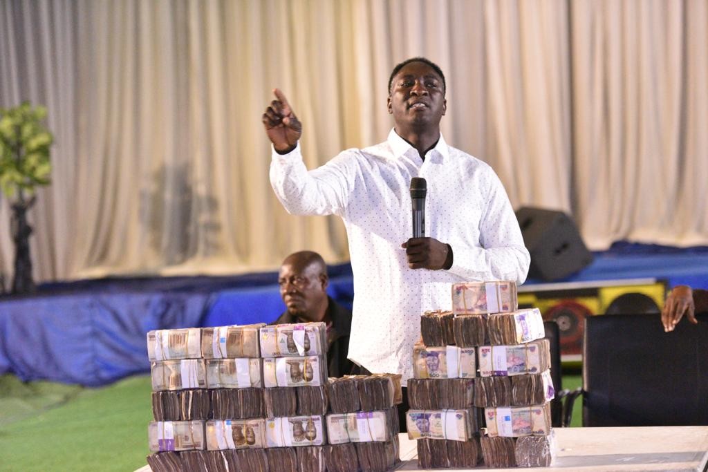 Christmas Blessings: Prophet Jeremiah Omoto Fufeyin gift workers #30 Million, says Nigeria will be better