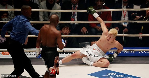Floyd Mayweather makes $9M in just two minutes after beating 20-year-old kickboxer Tenshin Nasukawa in exhibition bout (Photos)