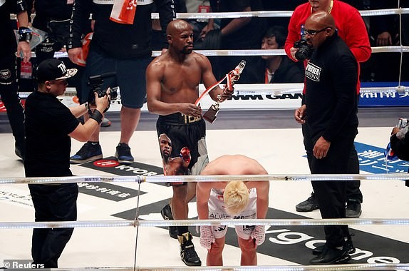 Floyd Mayweather makes $9M in just two minutes after beating 20-year-old kickboxer Tenshin Nasukawa in exhibition bout (Photos)