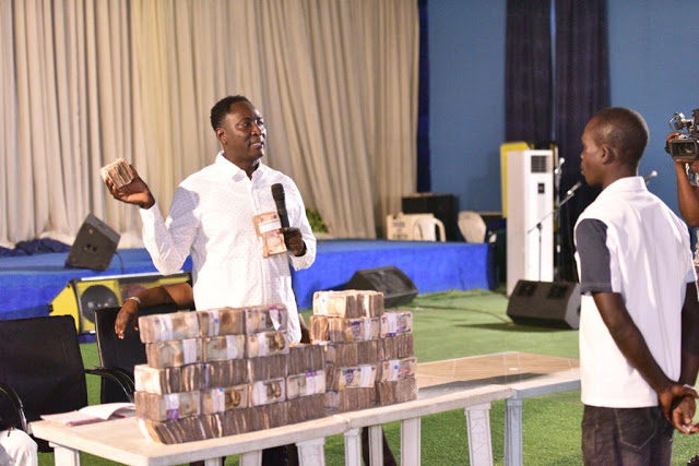 Christmas Blessings: Prophet Jeremiah Omoto Fufeyin gift workers #30 Million, says Nigeria will be better
