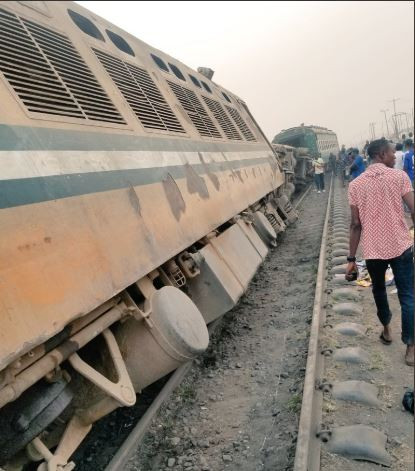 Photos:?Train derails during rush hour?traffic at Mangoro bus stop, Agege, Lagos