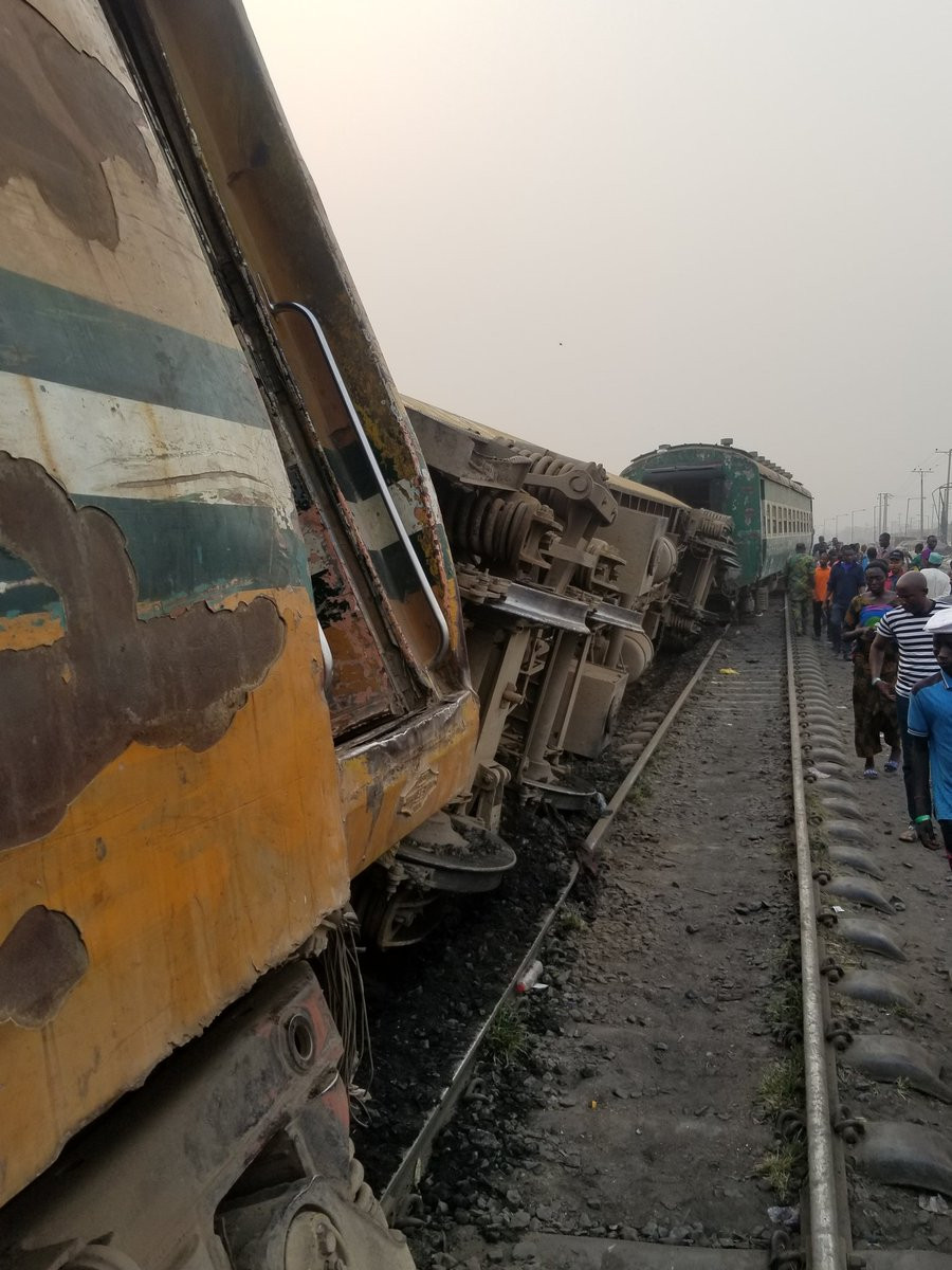 Photos:?Train derails during rush hour?traffic at Mangoro bus stop, Agege, Lagos