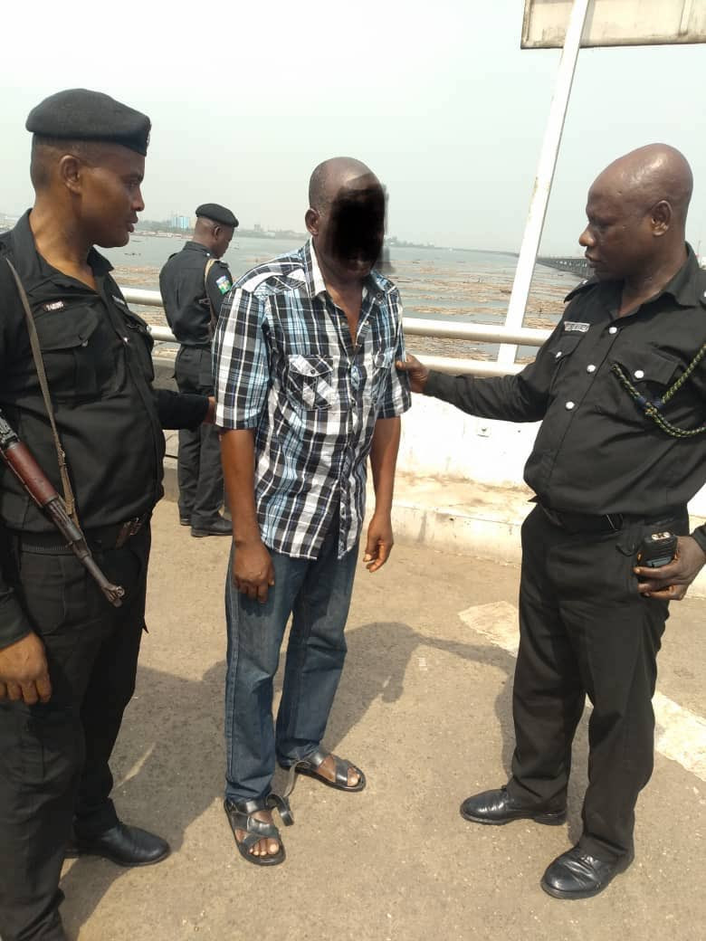 Photos: Police rescues man who attempted to jump into Lagos Lagoon