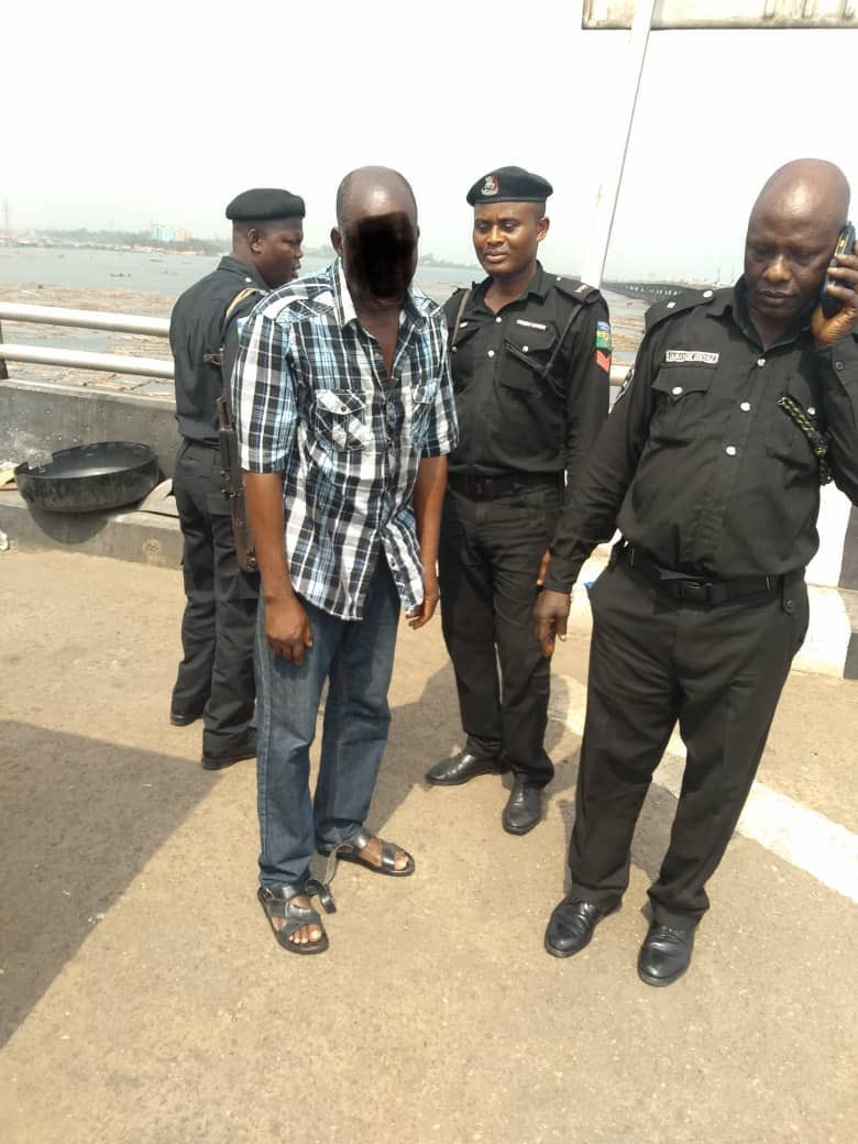 Photos: Police rescues man who attempted to jump into Lagos Lagoon