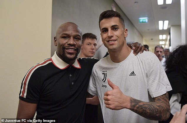 Cristiano Ronaldo celebrates with Floyd Mayweather after winning his 1st Trophy with Juventus (Photos)