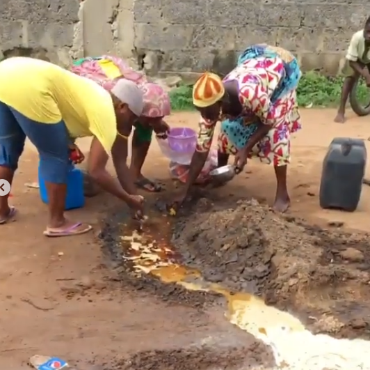 Videos: Residents of Ijegun community in Lagos filmed scooping fuel from broken pipeline