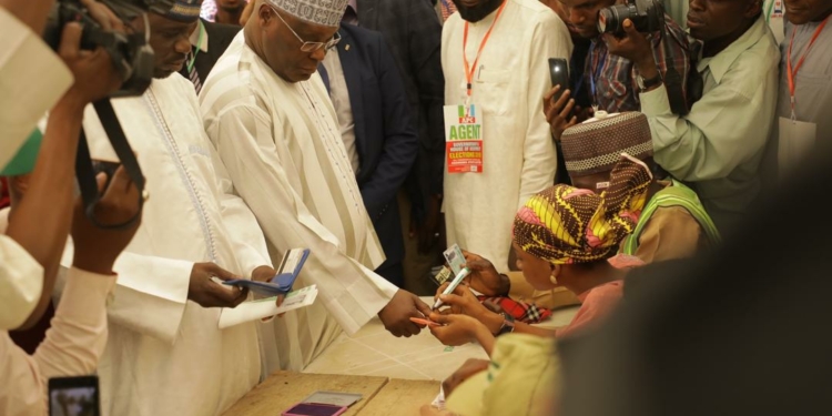 PDP presidential candidate, Alhaji Atiku Abubakar casting his votes in doubt