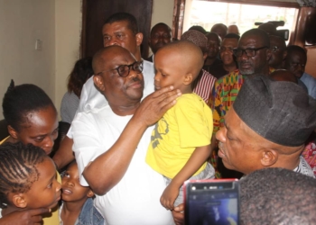 Wike carrying the child of PDP agent by police in Rivers State