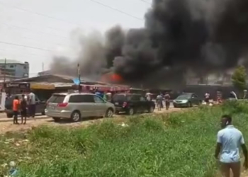 Fire razes building, numerous cars in Surulere
