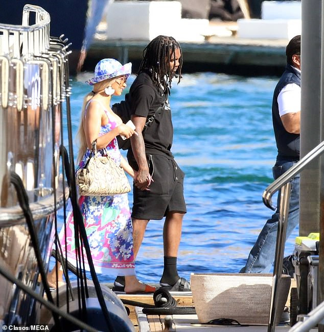 Cardi B and ?husband Offset enjoy romantic gateway in Los Cabos (Photos)