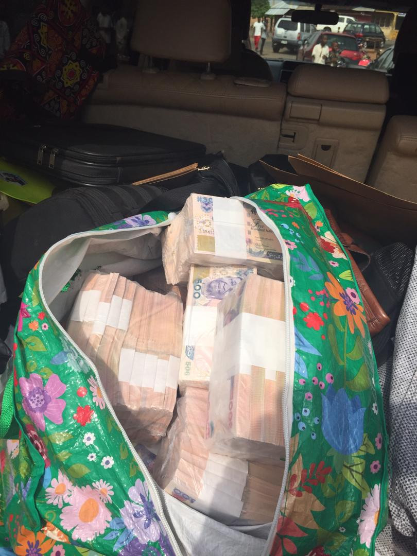 Photos: EFCC operatives intercept bundles of cash to be used for vote buying in Benue