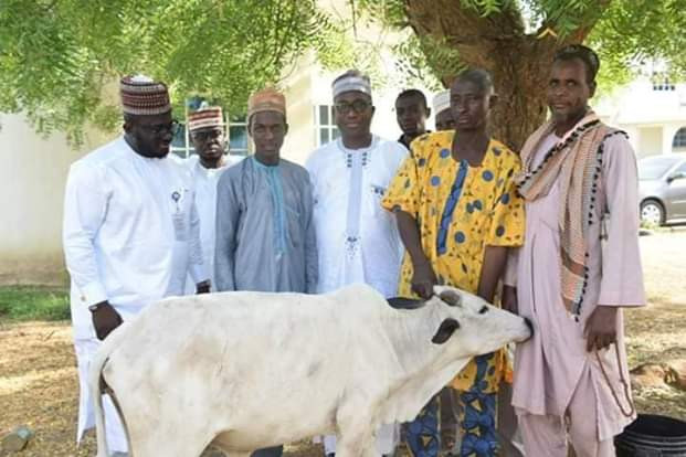 Photos: Fulani men who pledged to gift a cow to President Buhari after the election, redeem it