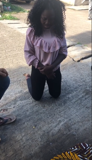 Upcoming actress seemingly forced to go on her knees to apologise to Seyi Edun for calling her out on Instagram (video)