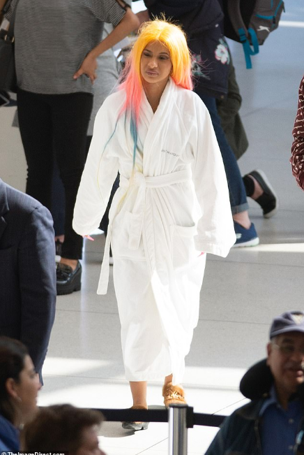 Cardi B arrives at the airport wearing a bathrobe (photos)