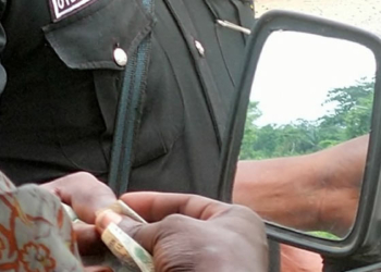 Nigerian Policeman collecting bribe