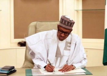 Buhari signing the N8.9trn 2019 Budget