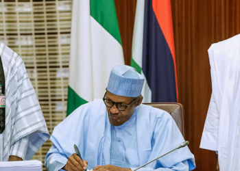 President Buhari signs 2019 budget into law