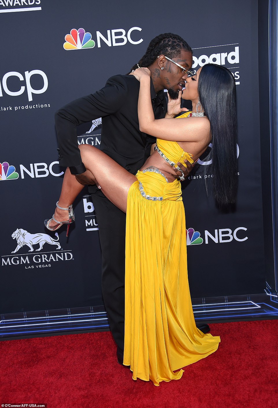 Cardi B nearly exposes her private part as lifts her leg while posing with?Offset at Billboard Awards (Photos)