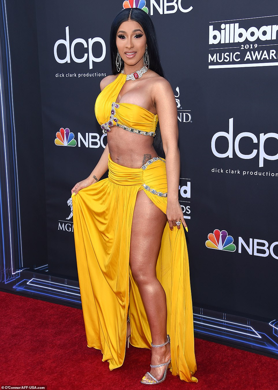 Cardi B nearly exposes her private part as lifts her leg while posing with?Offset at Billboard Awards (Photos)