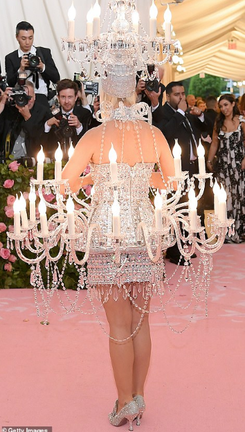 Katy Perry arrives the Met Gala as a chandelier (photos)