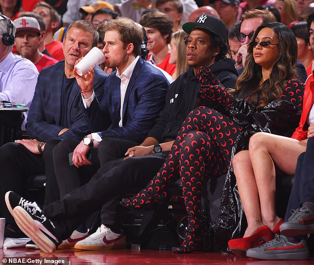 Beyonce shows off stylish look in skintight catsuit as she joins Jay-Z at?NBA game (Photos)