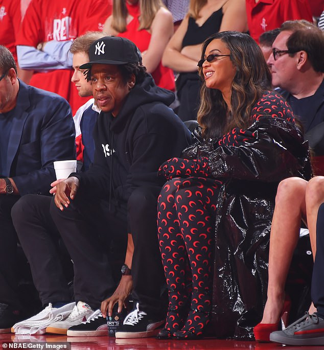 Beyonce shows off stylish look in skintight catsuit as she joins Jay-Z at?NBA game (Photos)