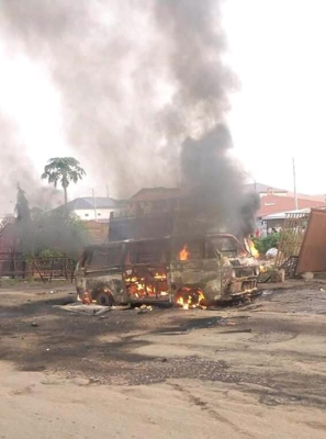 Commuters feared dead as cars are engulfed in flames after NNPC tanker spilled its content in Isolo