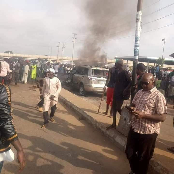 Photos: Residents burn suspected kidnapper to death in Kaduna community; stage protest over alleged killing of innocent man by a policeman