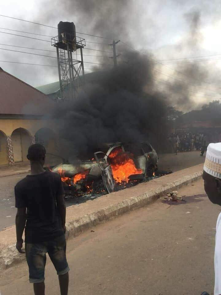 Photos: Residents burn suspected kidnapper to death in Kaduna community; stage protest over alleged killing of innocent man by a policeman