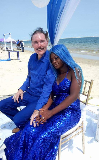Nigerian woman gets married to an elderly White man at a beach in Lagos (photos)
