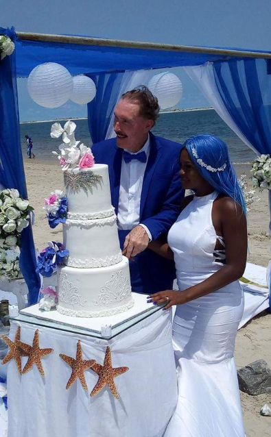 Nigerian woman gets married to an elderly White man at a beach in Lagos (photos)