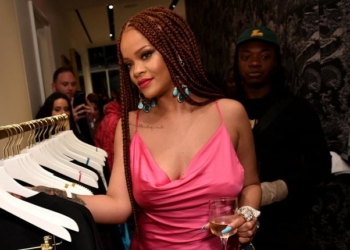 Rihanna Arrives Venue Late As Singer Opens New York Pop-Up Shop For ‘Fenty’