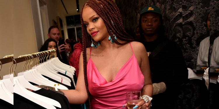 Rihanna Arrives Venue Late As Singer Opens New York Pop-Up Shop For ‘Fenty’