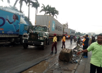 LASTMA officials moving trucks parked on roadside along Iyana-Isolo road, Oshodi.