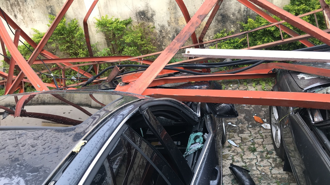 Aerial mast collapses in Abuja, destroy cars 