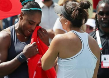 Bianca Andreescu consoles crying Serena Williams