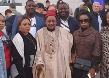 Alaafin of Oyo  and wives
