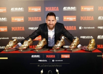 Lionel Messi display his  golden Shoe
