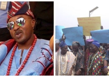 L-R Oluwo of Iwoland, Oba Abdulrasheed Akanbi, chiefs and residents protesting at Govt. office