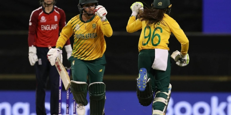 Mignon du Preez and Sune Luus celebrate South Africa's victory CREDIT: GETTY IMAGES
