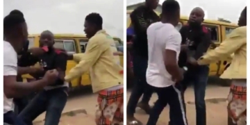 Residents beat up SARS officers for crushing little boy's leg while chasing suspected fraudster